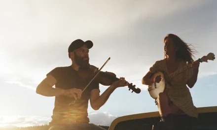 Independent Folk Artist The Robin Davis Duo Drops New Record “Starin’ at the Mountain”